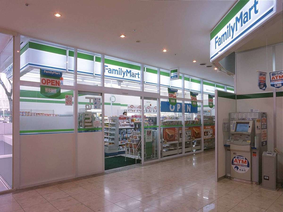 本館1階ファミリーマート(24時間営業)